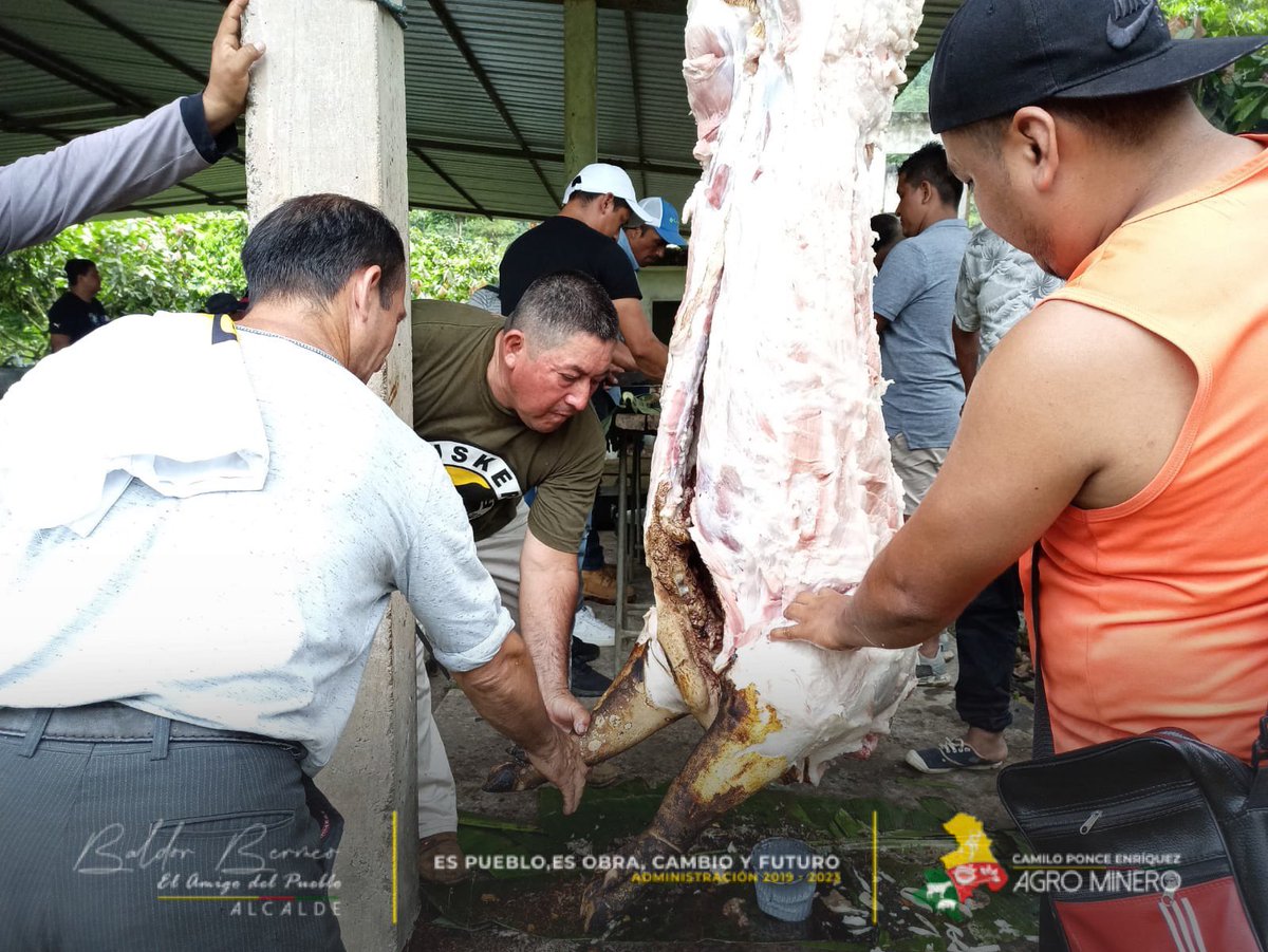 GADCPE's tweet photo. #LaFlorida El Alcalde @baldor_bermeo junto a funcionarios de la Prefectura del Azuay, fueron quienes estuvieron presentes para disfrutar del almuerzo realizado por los moradores, en agradecimiento por la obra de lastrado y apertura de la vía en zonas rurales. 
@AzuayPrefectura https://t.co/jqiEqOmoTx