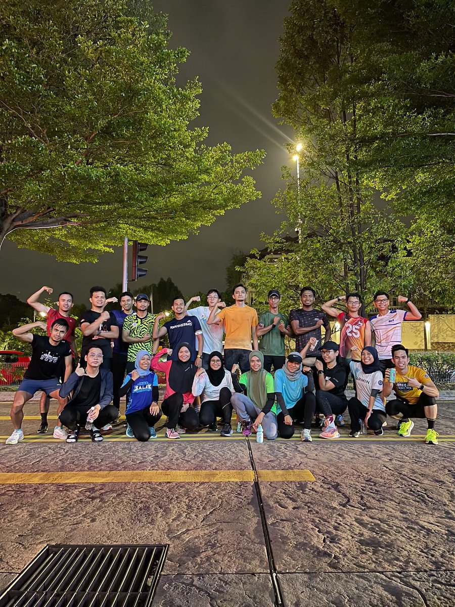 4212_runs's tweet photo. When the darkness seems suffocating and impossible just remember the sunshine will come โจ
.
.
Everything weโre worried about is going to be alright. Keep going my friends ๐ช๐ผ #FlexFriday #445AM #KLWolfpack #Kyserunkrew https://t.co/YLosnHA3fr