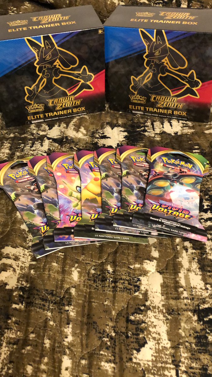 Marlymarv2's tweet photo. Hopefully can pull a gold/secret rare card from these #crownzenith &amp; #vividvoltage booster packs
#pokemon #tgc #Collectibles #LetsGo https://t.co/o26wCr9R9C