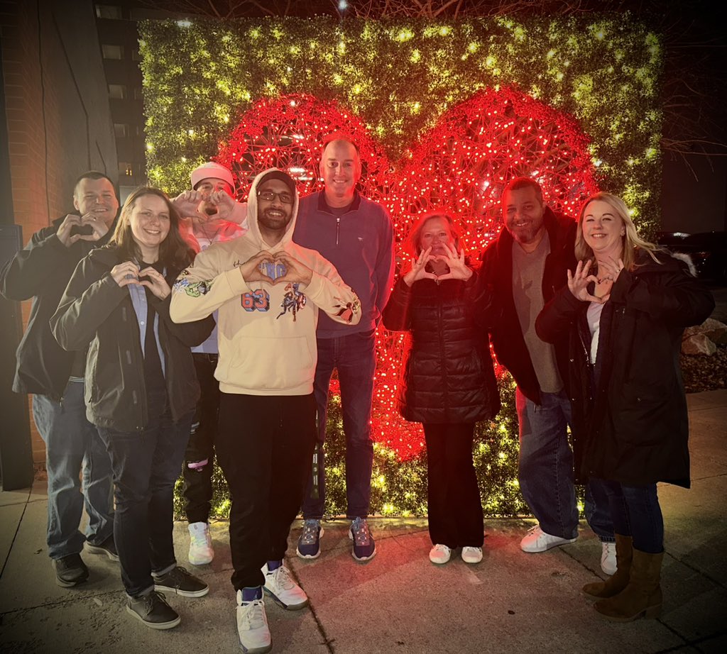 EvvCollections's tweet photo. Can’t have a team outing without some photo ops. Thank you @darsol0719 and @erichorvath_  for dinner. The food was good and the company was even better. ❤️ #LifeAtATT #WeLoveATT #EvvElite #SolomonSuperstars @VeronicaL2786 @kara_coppage @IndianaJayWard @TechnicallyZack @TashaTunu https://t.co/tnMvGKdFZs