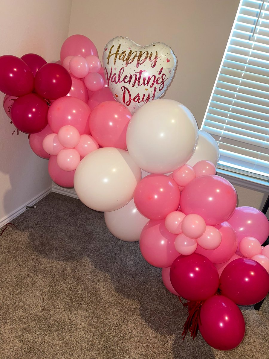 SydsCreative_'s tweet photo. Valentines Arrangements are still available 💕🎈 https://t.co/s1WjgIN7fd