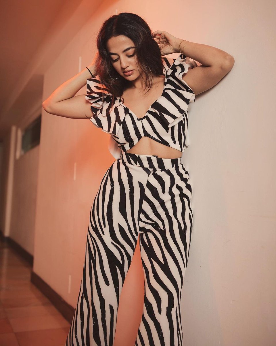 talkingbling's tweet photo. @hellyshahofficial stuns in Black and white striped outfit ❤️😍
.
.
#hellyshah #hellyshahfans #hellyshahofficialforever #hellyshahofficial #hellyshahofficialforever #hellyluv #talkingbling https://t.co/TXHuYUb4xq