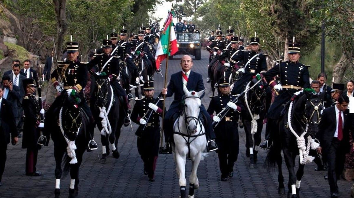 La marcha de la Lealtad conmemora el hecho en el que los Cadetes del Heroico Colegio Militar escoltaron desde el Castillo de Chapultepec al Presidente Madero, cuando enfrentaba una asonada. Por eso la tradición era celebrarla en el Castillo de Chapultepec.