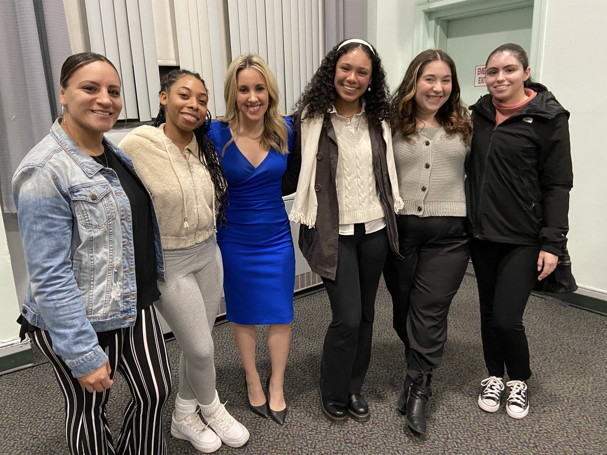FarrishKate's tweet photo. The ⁦@CCSU⁩ also got the chance to talk to ⁦@NBCConnecticut⁩’s ⁦@_ShannonMiller⁩ after @ctfog’s Stories Behind the Stories event. Shannon was one of the panelists who stressed the need for persistence and compassion when breaking sensitive news stories. https://t.co/28mrkLJ3I1