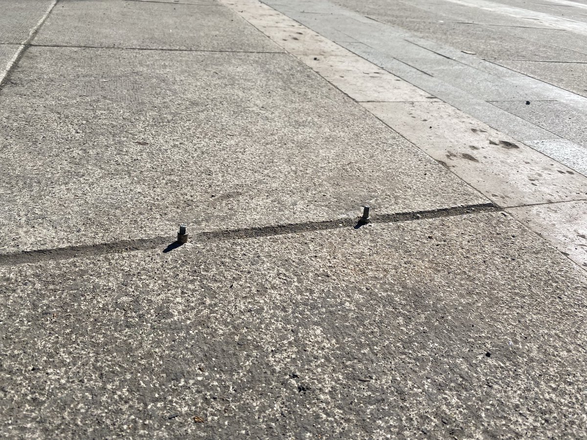 Lulu_Chiapas's tweet photo. Alcaldesa @SandraCuevas_ en Parque Pushkin donde estaba la pista de hielo, dejaron unos tornillos salidos y con ellos las personas se tropiezan y pueden caer, y los perritos se lesionan las patas, urge su intervención @AlcCuauhtemocMx https://t.co/1enHHb8ubU