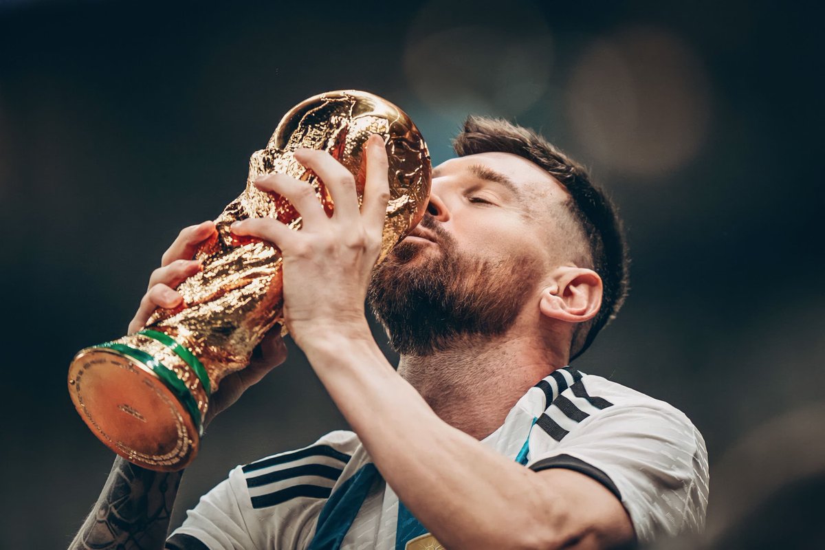 liricoimagen's tweet photo. Todos los días salen a la luz fotones de Lionel con la Copa. https://t.co/HBAbtAXvKu