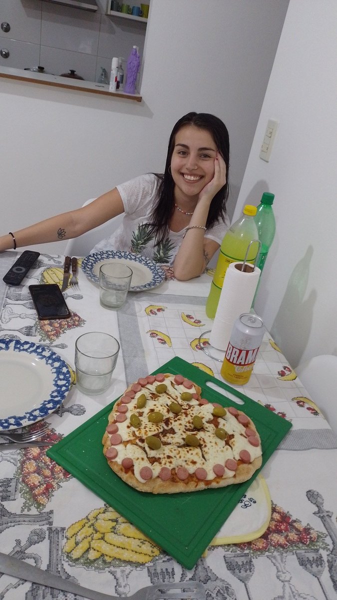 Me cocino pizza en forma de corazón , cómo no me voy a enamorar cada día más de esta mujer 😍😍😍