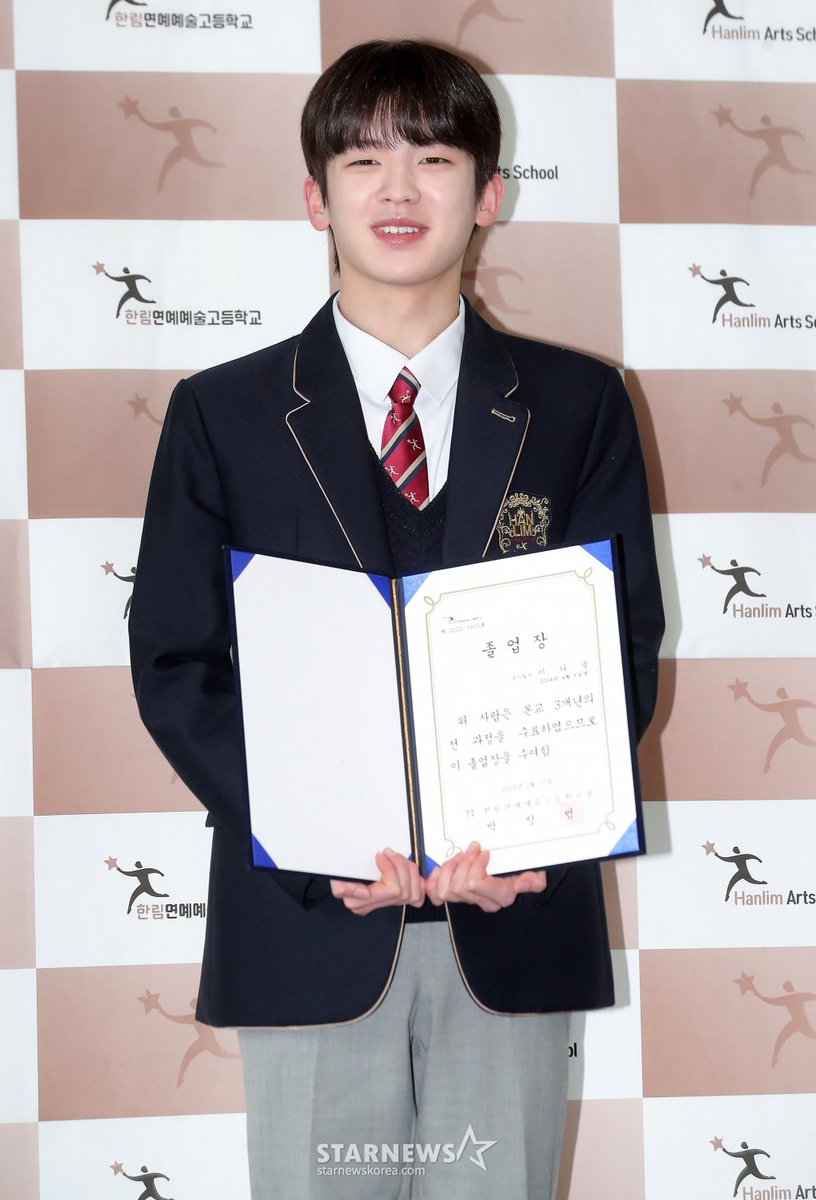 StarlightDaeul's tweet photo. DAEUL SE GRADUOO, FELICIDADES A NUESTRO CHICO, PEDA EN MI CASA 👏🏻👏🏻

-🦔 https://t.co/7eiKWgpc6E