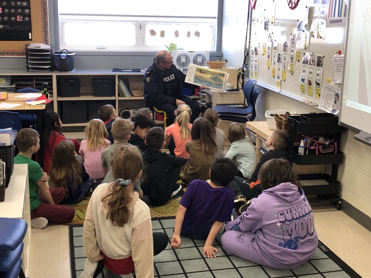 REMSJourneys's tweet photo. A big thank you to Corporal Spakowski for sharing his love of reading with the students of REMS today! ⁦@rcmpmb⁩ ⁦@evergreen_sd⁩ https://t.co/oMk7kZGBpp