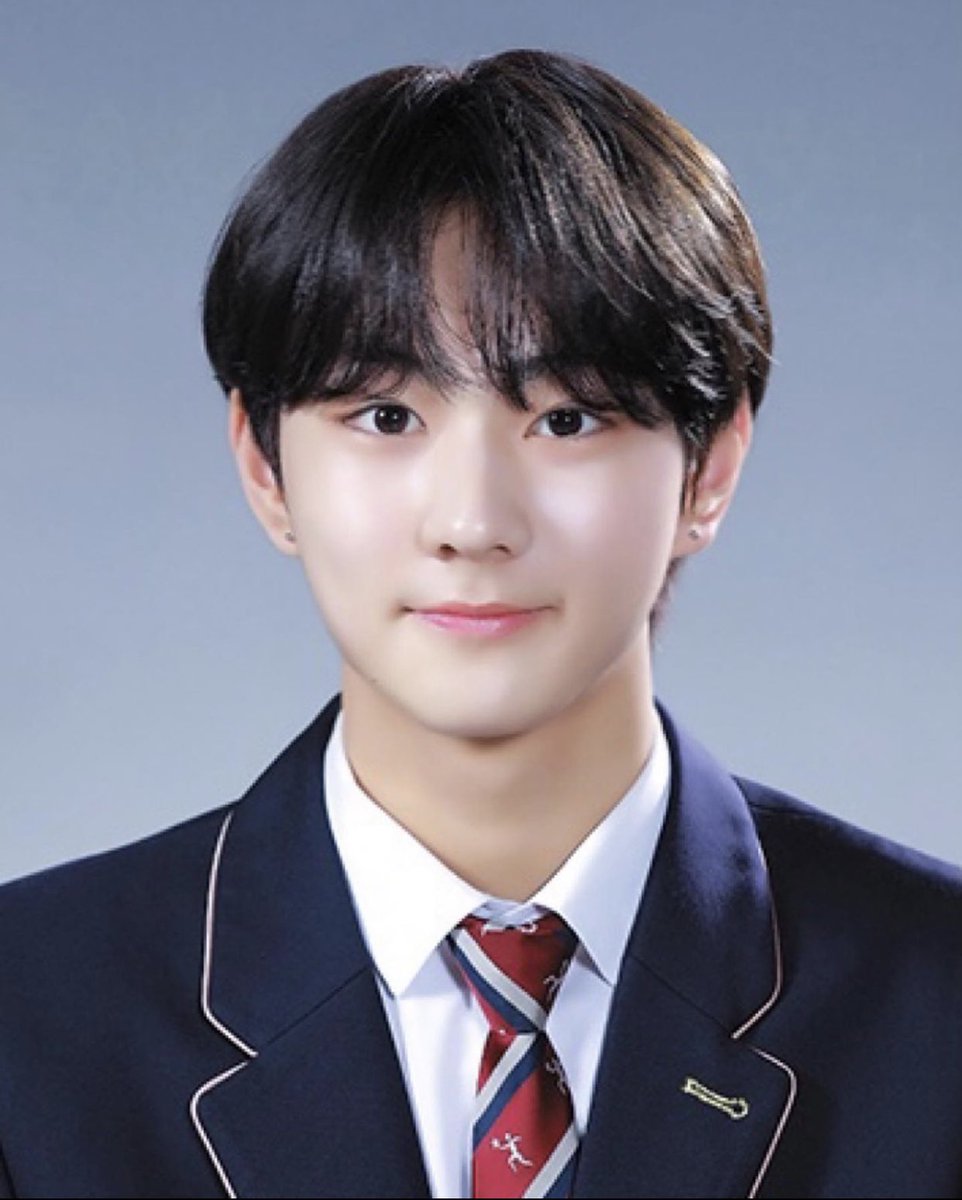 callistopia's tweet photo. Anak-anak aku lulus sma 🎉 https://t.co/7GzwvxPYbF