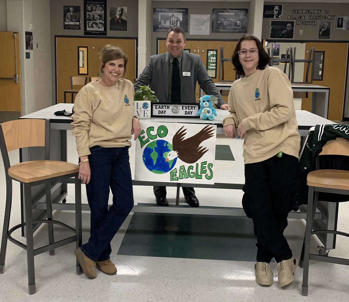 BetsyProffitt's tweet photo. @EcoEagles_ appreciate Mr. Cher’s support!  💚🌎💚@EHS_Eagles https://t.co/3ts5ISvmX0
