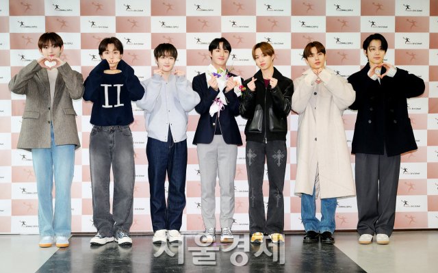 [PHOTO] 230210 — ATBO members came to support and congratulate Seunghwan at the graduation ceremony of Hanlim Arts School 🎉

#ATBO #에이티비오