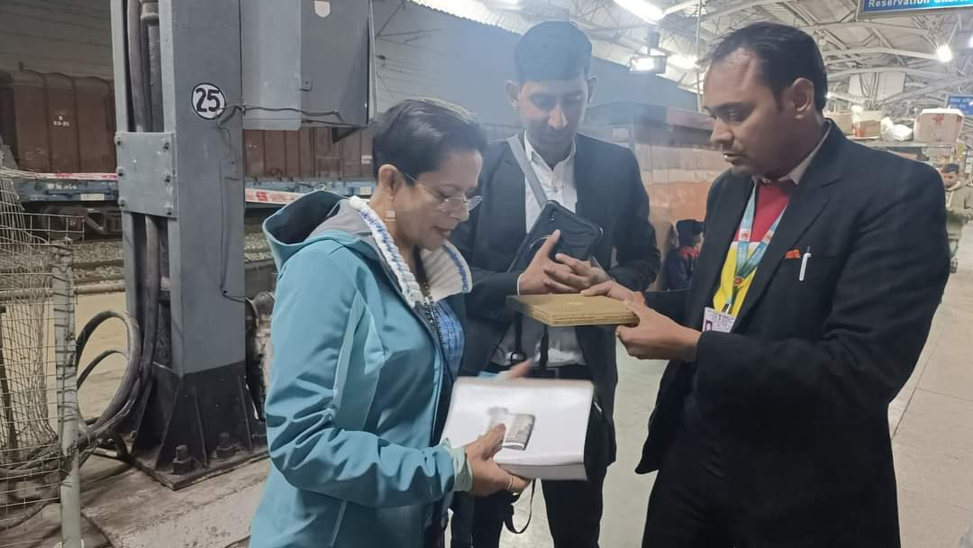 irtcso's tweet photo. @IR_CRB @RailMinIndia @RailwaySeva @AshwiniVaishnaw @GM_NRly  @drm_dli 
A Appreciation letter to TTE who returned valuable lost article to passenger in return journey https://t.co/CM4cDZFQa7