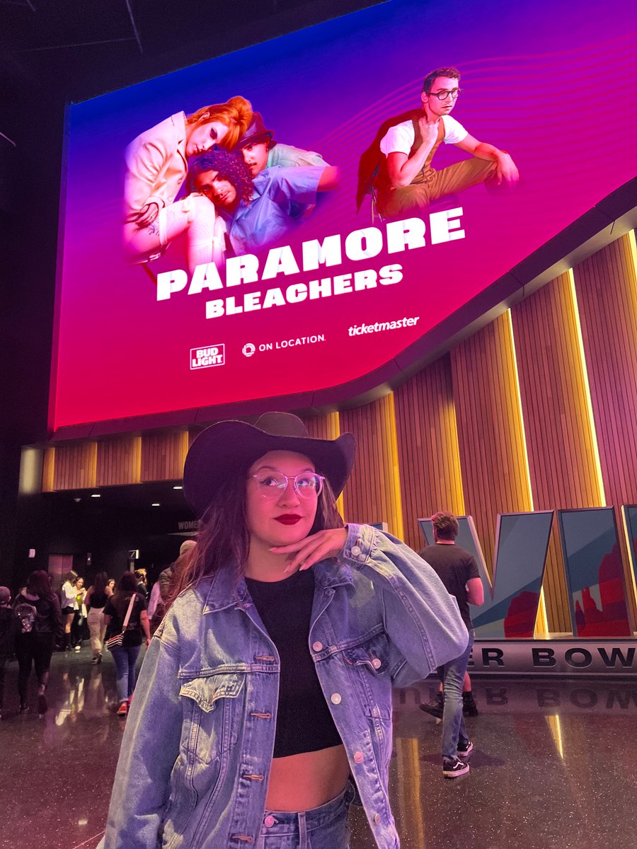 diiivebackin's tweet photo. I hate the internet but I’m ready to party with my fav band @paramore https://t.co/xbfzp5w3Da
