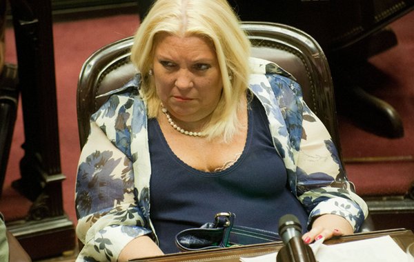Carrió no impresiona como persona honesta. Su lenguaje gestual la delata. Su obsesión x verse en el monitor, cada vez q sale en cámara, delata su falta de espontaneidad, su "estar en pose ", permanentemente. Intrascendente legisladora, sin los medios detrás, es un 0 a la izq.