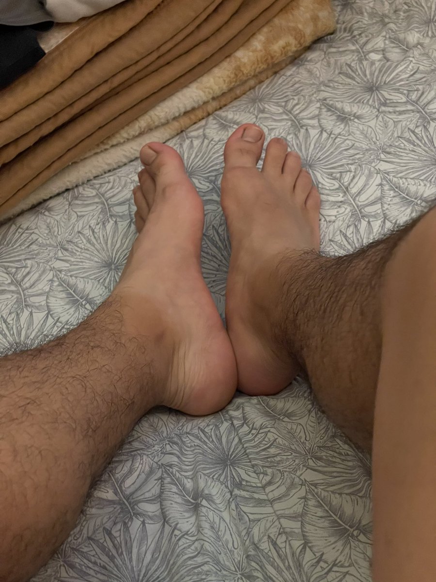 luismiguel_ac's tweet photo. Que rico un masajito en los pies 👣🦶 #fet #fetichistespieds #fetichedepies #lamerpies #desos #gay https://t.co/GiO95mrSWA