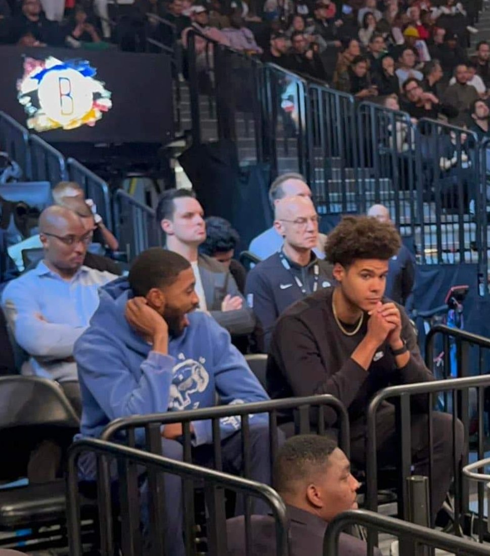Suns_Armband's tweet photo. Mikal Bridges is yawning while Cam Johnson looks PlSSED https://t.co/CShck1ADm8