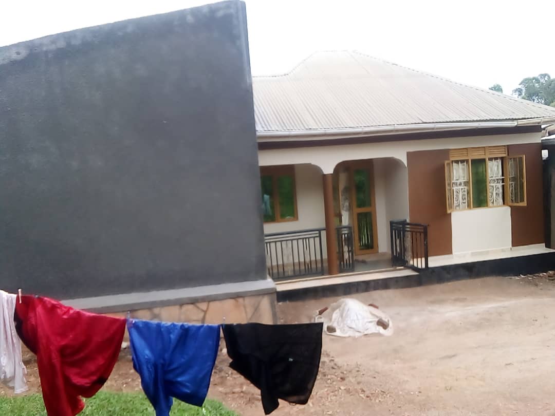 shukranproperty's tweet image. House for sale in Nabbingo on Masaka road.
📌 #2bedrooms sitting, dining, kitchen, bathroom and #2single rentals.
📌Seated on 45ftx40ft.., 👆Selling price #40m_Ugx negotiable.
📌Call 0706592177