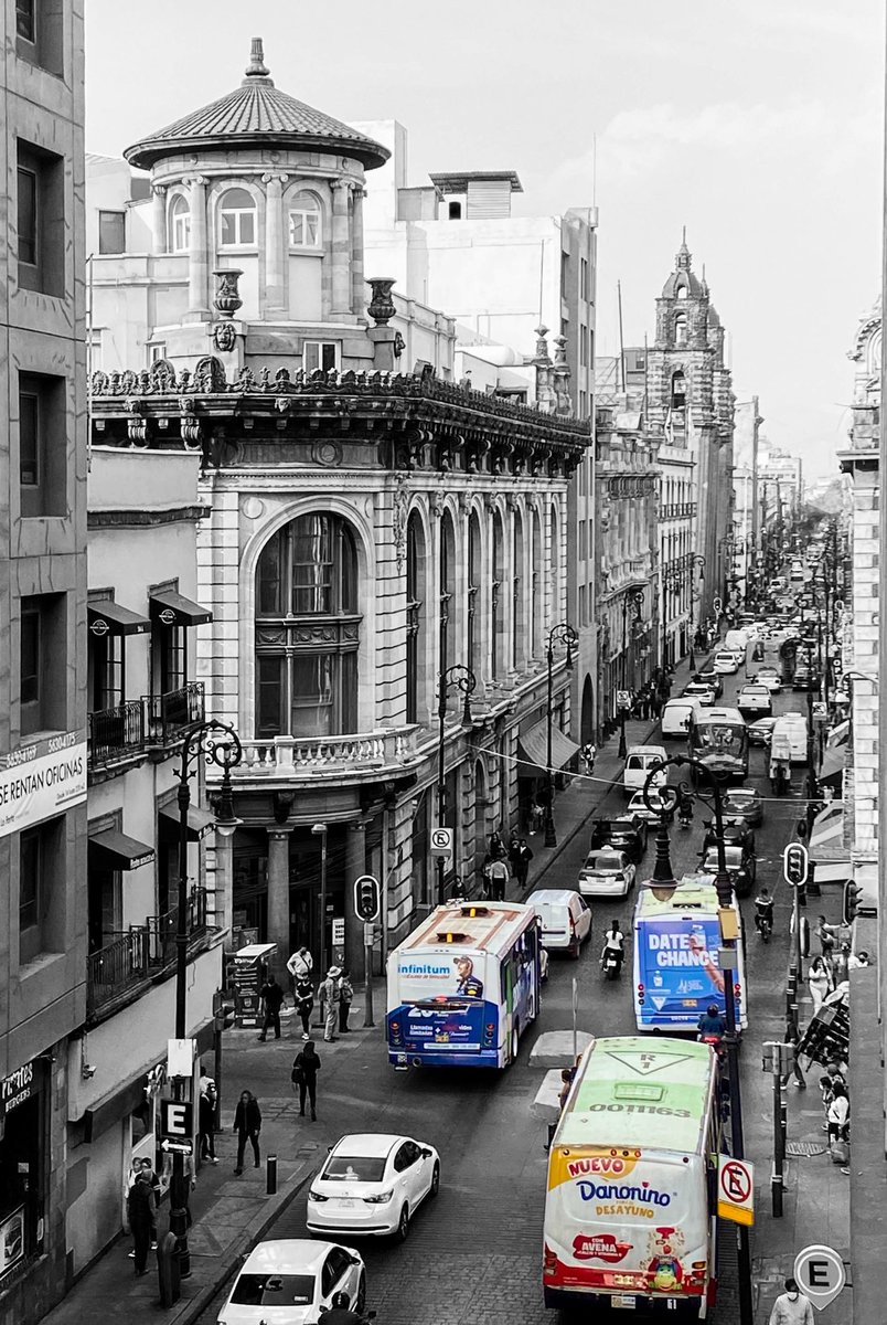 taresmx's tweet photo. Hoy les compartimos un poco del perfil urbano del centro histórico de la #cdmx La casa Boker y su esquina en pan coupé.  ¿Reconocen el templo que se ve al fondo? #grupotares https://t.co/60KzKMiHXv