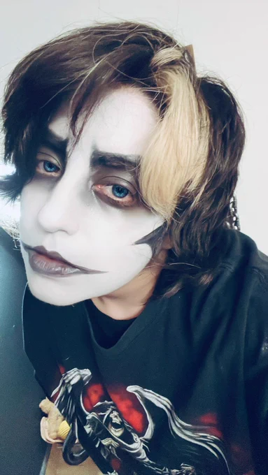 I wanna start doing more of this makeups for conventions lmao, it's like wearing a mask but not quite 