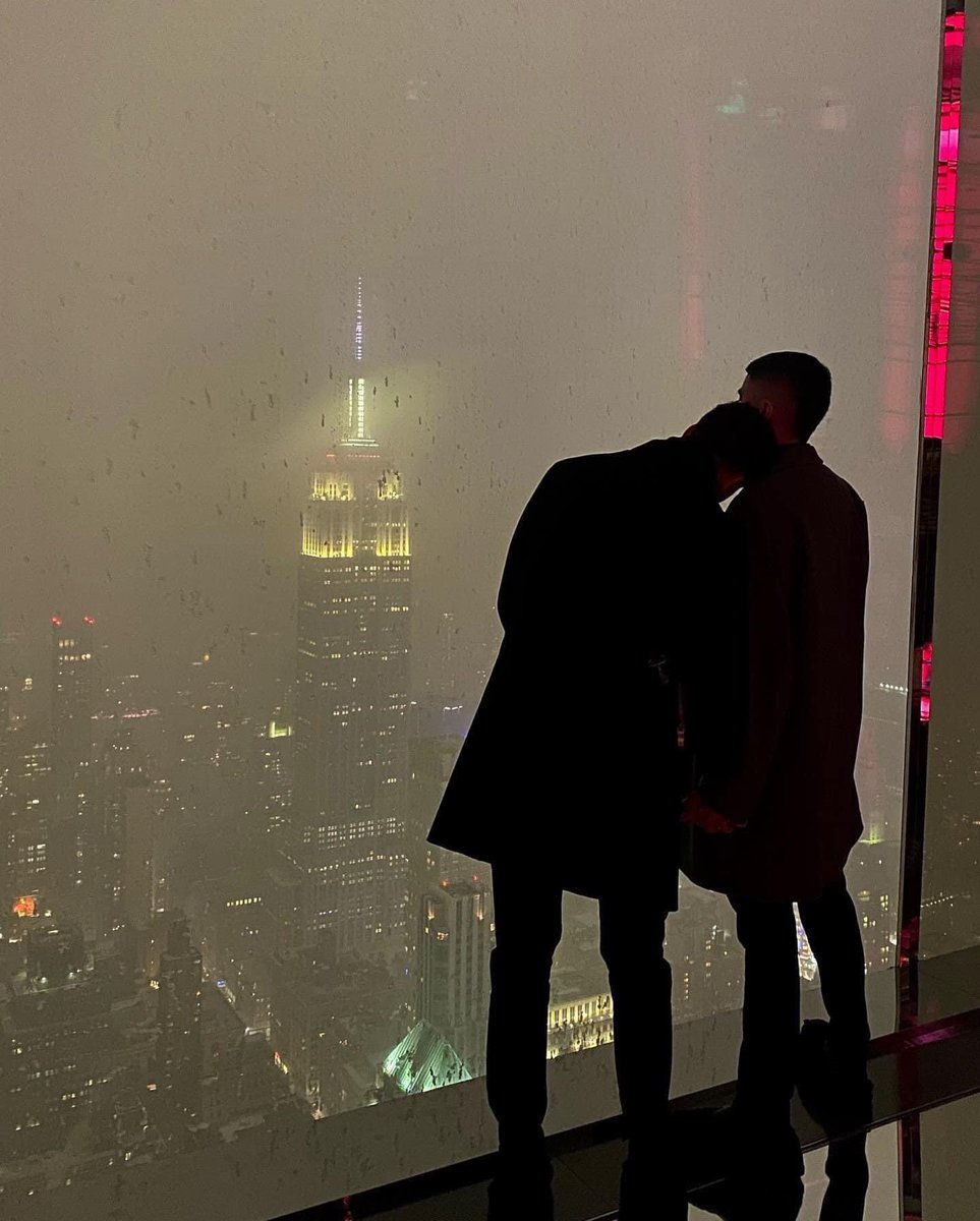 Finding someone who stays with you through thick and thin En that's true love.