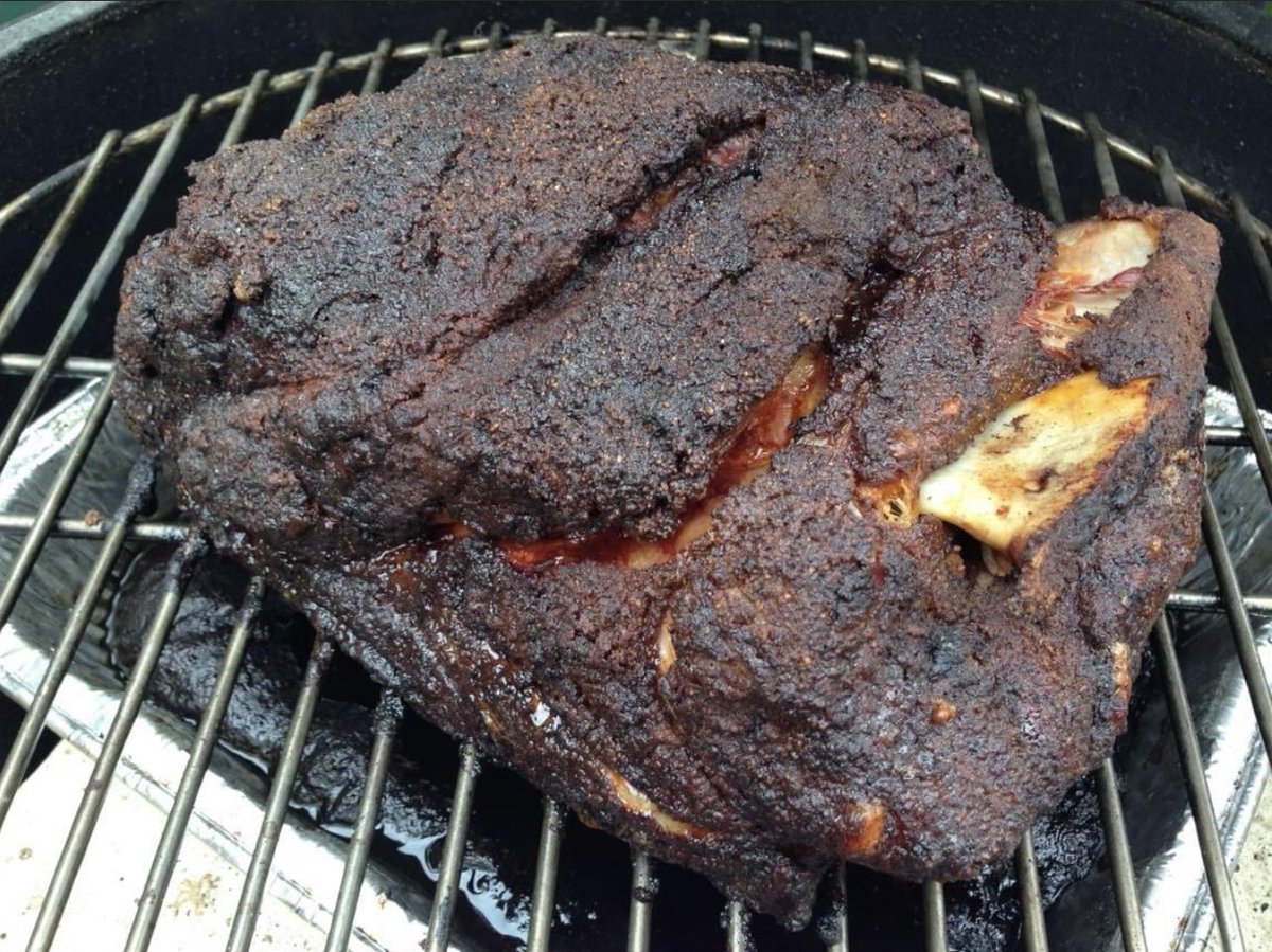 Darren_Surch's tweet photo. #Mainframer cooked 8lb boston butt on the big green egg. 12 hours at 275F. A bottle of IPA in the drip tray. Submitted to @cooks_line for your consideration. π https://t.co/FS96LkR9zl