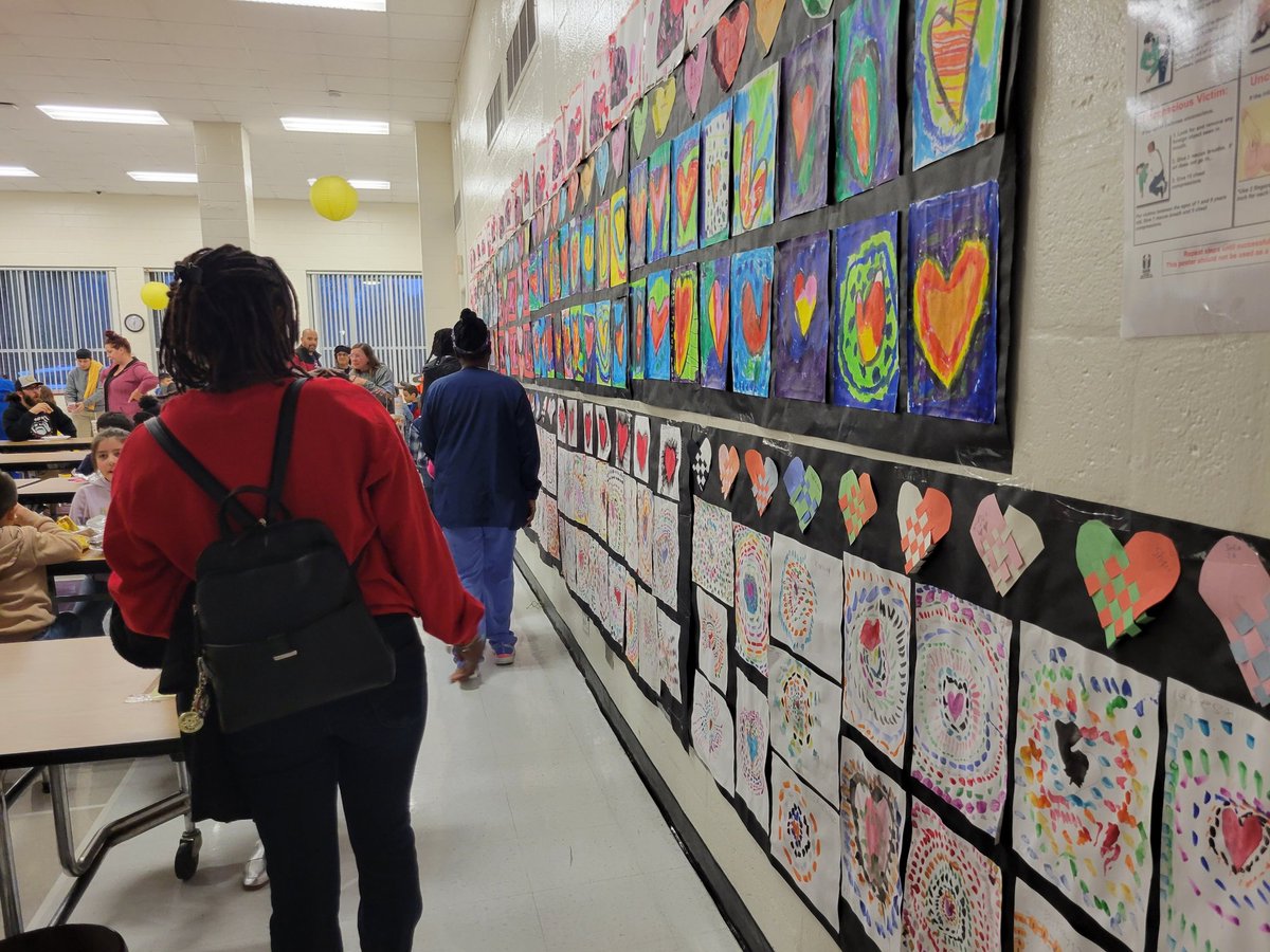 Christi36567286's tweet photo. We had a packed house for the heART show. It was beautiful to see families supporting their young artists with so much enthusiasm. ❤ https://t.co/WMiIAX70Vt