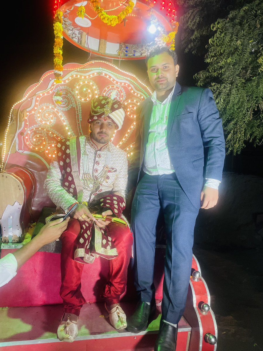 rchaudharyagra's tweet photo. पारवारिक शादी समारोह में !
#Family_function https://t.co/xUeobpn76r