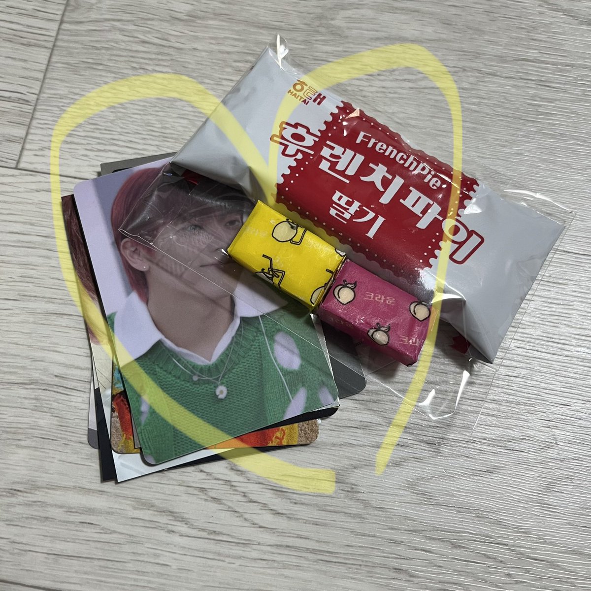 뾰 <a href="/bbo_tion/">뾰ᩚ</a> 님 미담 대공개✨

조금 늦었습니다!!!
처음 디엠드리는 거였는데도 선뜻 포카 보내주신 뾰님🥹
쪽지도 너무 귀엽고 야무지게 후파랑 새콤달콤까지 챙겨주신 ( Ĭ ^ Ĭ )
보내주신 포카 소중하게 감상할게요 
택배 기다리는 날부터 포카정리할 때까지, 덕분에 행복했습니돠😘🧡
