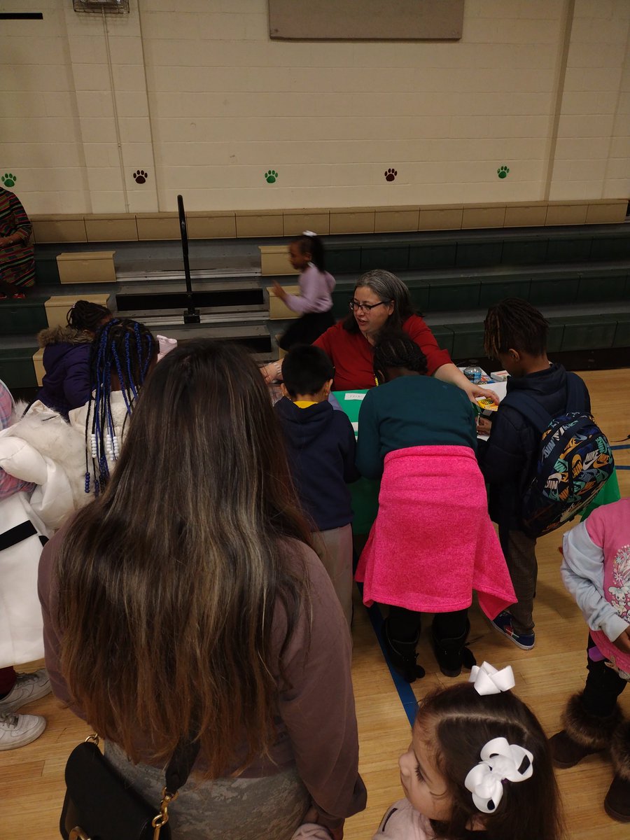 trhodesMNPS's tweet photo. Thanks to all of our families who came to our @ChurchwellElem1 Superbowl family night.  Tonight was a success.  It is always great to see our families being able to connect with their child's teacher.  #partnership @BonnerJr4 @CommAchieves @MNPS_SOI https://t.co/vkOFo776JC