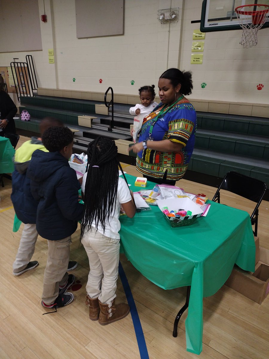 trhodesMNPS's tweet photo. Thanks to all of our families who came to our @ChurchwellElem1 Superbowl family night.  Tonight was a success.  It is always great to see our families being able to connect with their child's teacher.  #partnership @BonnerJr4 @CommAchieves @MNPS_SOI https://t.co/vkOFo776JC