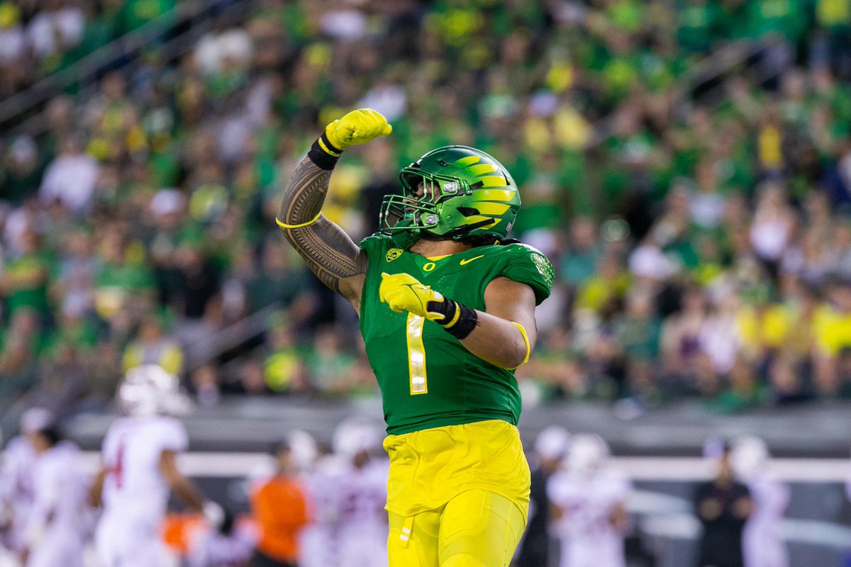 Tristan38J's tweet photo. WOWWWW After a great talk with @Locklyn33 I am blessed to receive a offer from the University of Oregon 🦆💚💛 @LawrencHopkins @RivalsCole @RivalsFriedman @RivalsNick @247recruiting @ChadSimmons_ https://t.co/hIYL8UJncU