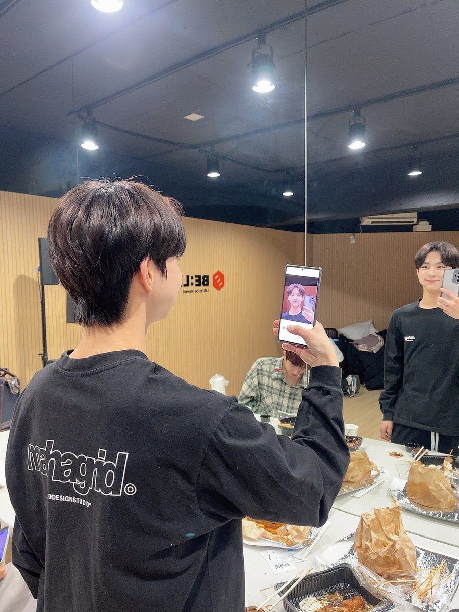 ENHYPEN_NlKI's tweet photo. They say it is better late than never, right? 😎 Happy birthday, Jungwonie hyung 🫰🏻 Thanks for being our ever so reliable leader. Please deal with our naughty butts for a long long time 🔥 https://t.co/Ojxf47fVXN