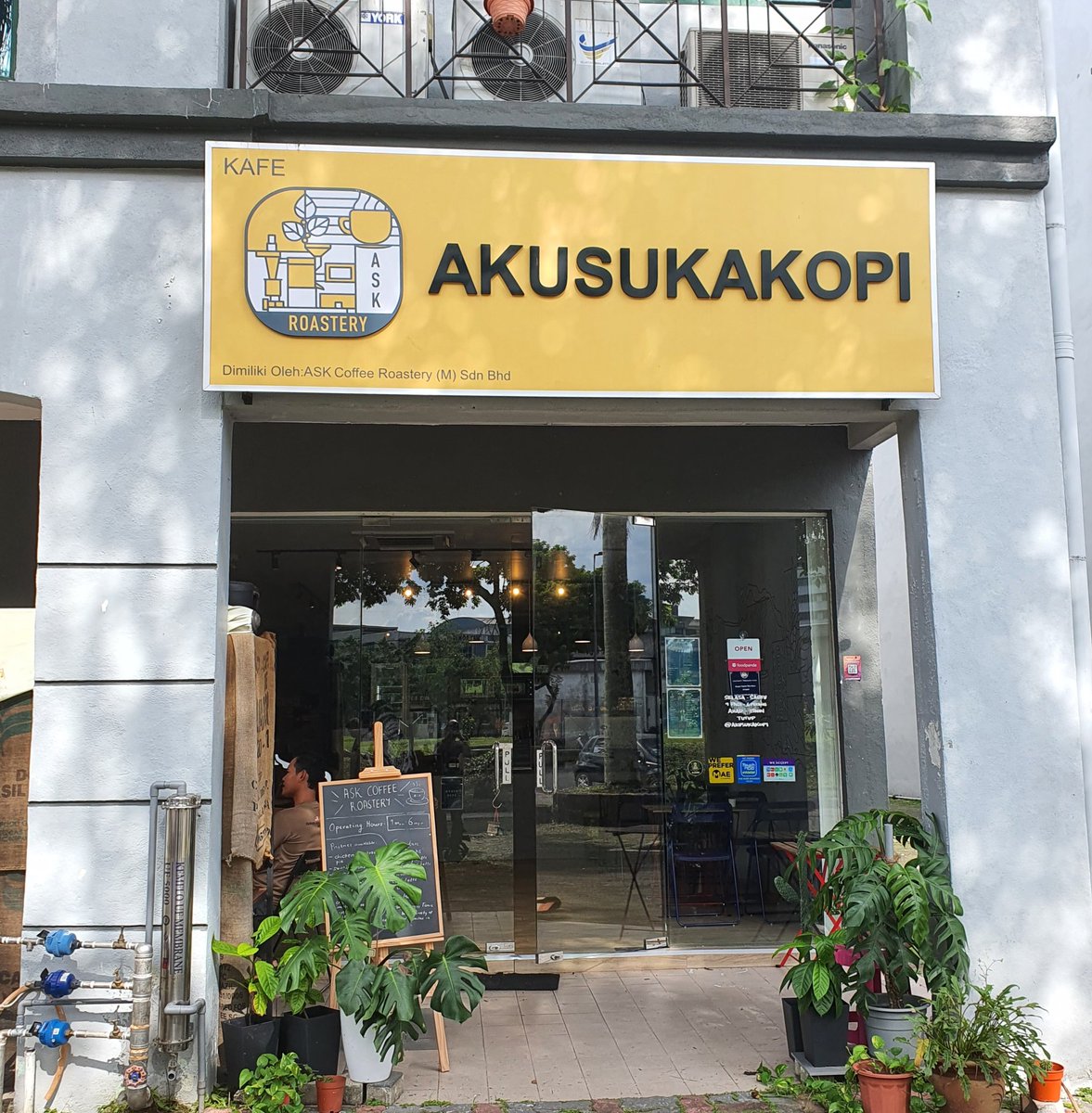 Minggu lalu saya telah pergi dengan keluarga mengopi di Aku Suka Kopi (ASK) di Bukit Jelutong, Shah Alam.  Sambil minum, salah seorang warga ASK yang sedang rehat di hadapan kedai masuk memberitahu saya bahawa cermin kereta kami telah pecah.

Inna lillahi wa inna ilaihi raji’un.