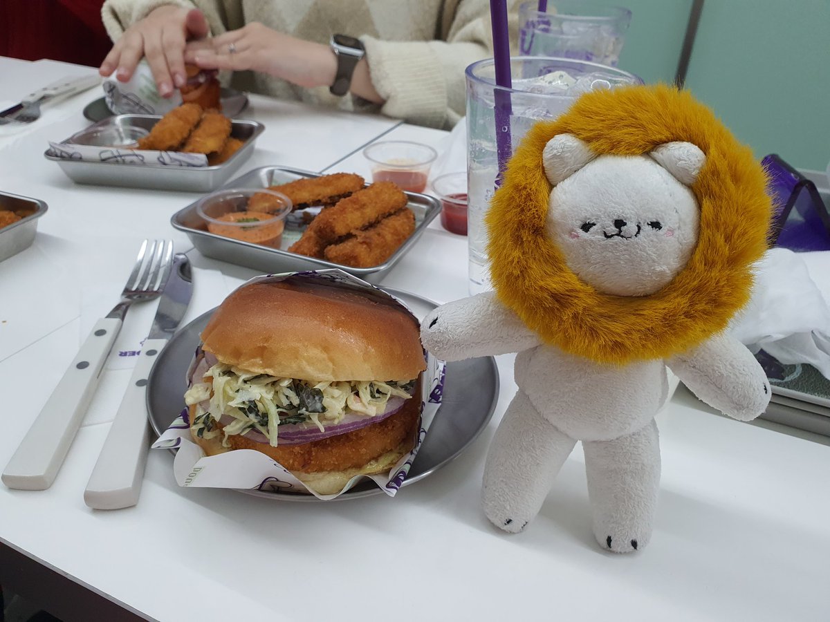 mingnya92's tweet image. 새우버거 먹으러 왔다😺
새우패티가 아주 통통하다😻

#새우버거 #bd버거 #buger #일상 #daily #foodlover