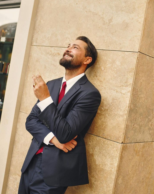 Dr. Ferman smokin giymiş.