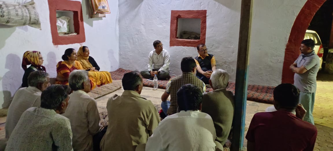 પોરબંદર તાલુકાના કોલીખડા મુલાકાત બાદ પાંડાવદર ગામે રાત્રિસભા કરી. ગામના 17મી સદીના કમાન વગેરેના જાળવણી માટે ગામજનો સાથે સંવાદ કર્યો. આરોગ્ય-શિક્ષણ, કૃષિ-પશુપાલન SSJA, સિંચાઈ, મહેસુલી અને ગ્રામવિકાસ માટે ચર્ચા કરી.
<a href="/CMOGuj/">CMO Gujarat</a> <a href="/kamaldayani/">Kamal M. Dayani</a> <a href="/MilindTorawane/">Milind Torawane</a> <a href="/jenudevan/">jenu devan</a> <a href="/INTACHIndia/">INTACH</a>