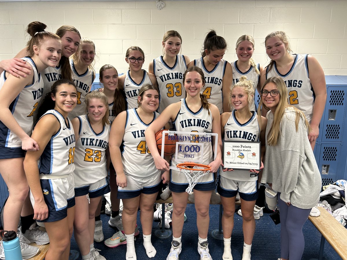 A huge congrats to Brooklyn Mosher for scoring her 1000 career point in her final regular season home game! 

Congratulations Brooklyn!