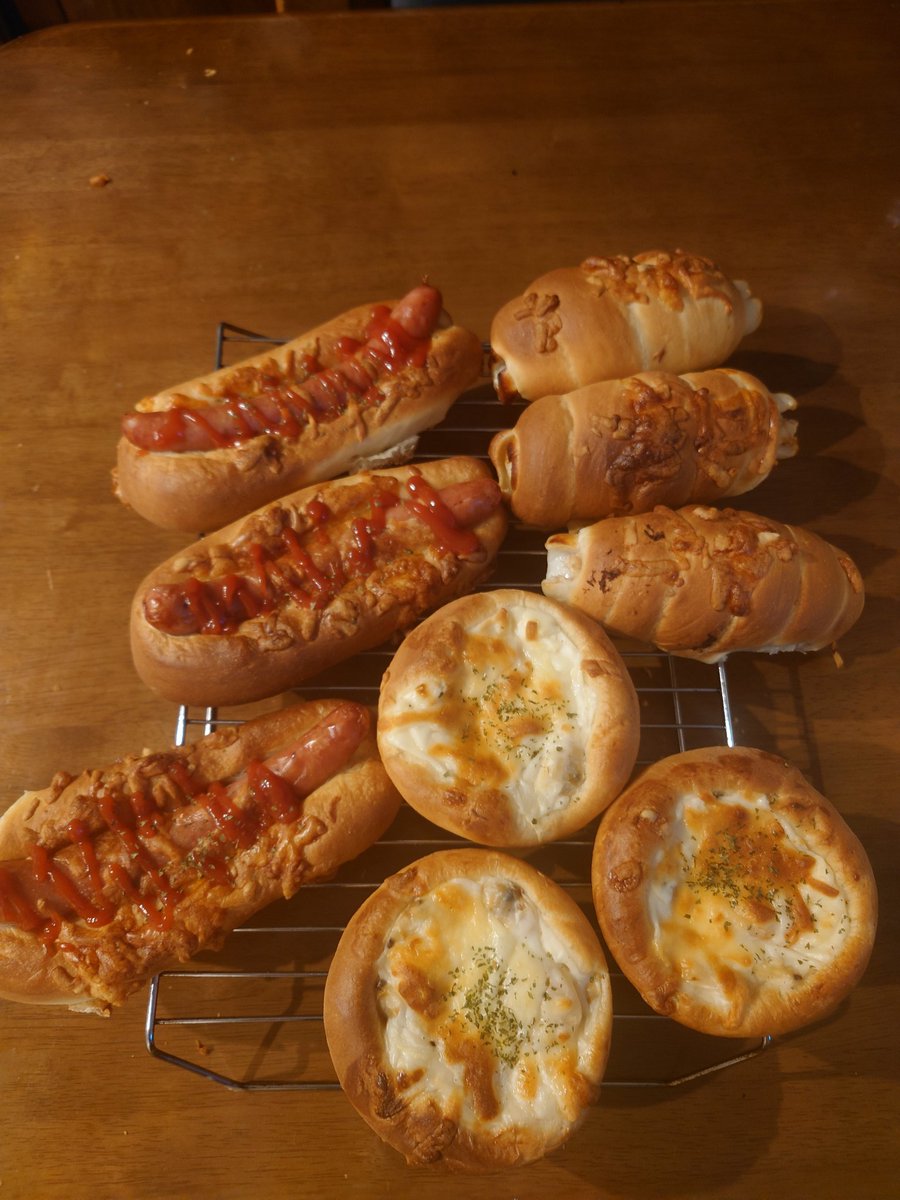 ME_habitually's tweet photo. アベイカーズのロールパンのレシピで
ウインナーボートとちくわパンとグラタンパン。
エビ入りなのにエビが全く見えない💦

コルネの成形が上達しないしスピードも上がらないので伸す練習も兼ねて。
6本伸した所で(ｺﾞﾆｮｺﾞﾆｮ) https://t.co/yyUZVmEQuO
