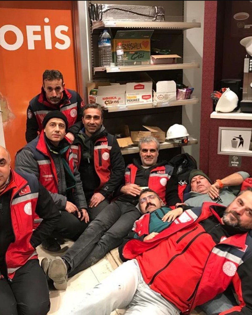 YalovaMem's tweet photo. Dün İskenderun'da bir kız çocuğunu sağ olarak çıkaran AKUB ekibimiz bir benzin istasyonunun ofisinde dinlendi.
@akmeseibrahim @tcmeb https://t.co/sWM0B7N9PF
