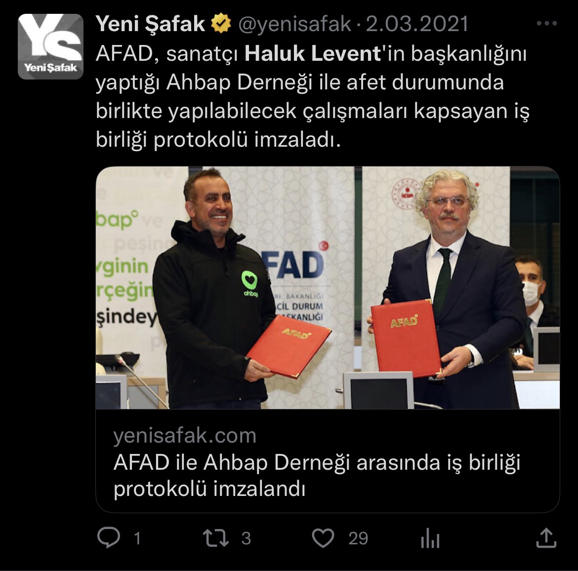m_emin_kurnaz's tweet photo. @berkcandogan İki sene önce Haluk Levent ile afet durumları için protokol imzalayanlar bugün iktidarın çözüldüğünü, halkın devletin hiçbir kurumuna güvenmediğini görüp #AhbapDernegi'ne saldırıyor. 
Boşa ümitlenme o paraları halk yiyecek Berk.. https://t.co/HhAYX58P7v