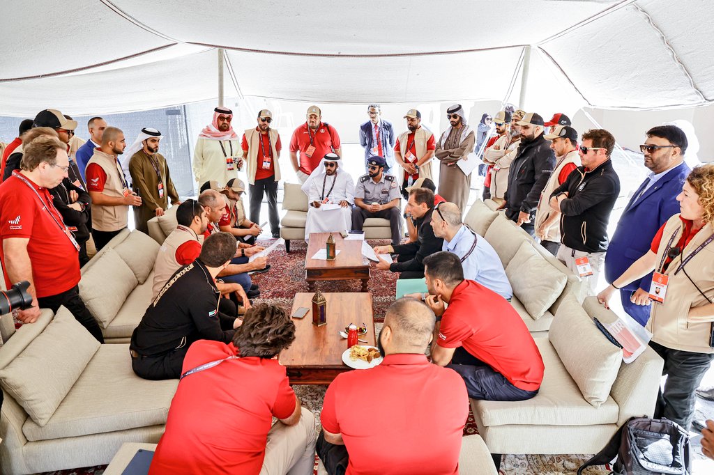 AbuDhabiSC's tweet photo. الاجتماع الفني قبل انطلاق المرحلة الثانية من #طواف_الإمارات_للسيدات برعاية المارينا القابضة لمسافة 133 كلم https://t.co/JKI63B4Tb4