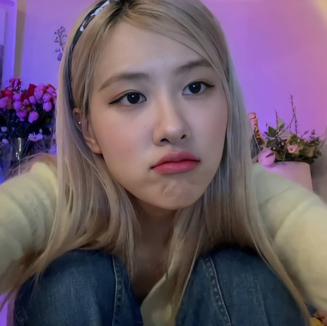 rshourly's tweet photo. happy bday to our golden voice rosé. thank you for always working so hard for us i love you so much <3 
DAZZLING ROSÉ TURNS 26 #EasyToLoveROSÉDay
#자_오늘밤이야_해피_로제데이 https://t.co/aaXxXaezSb