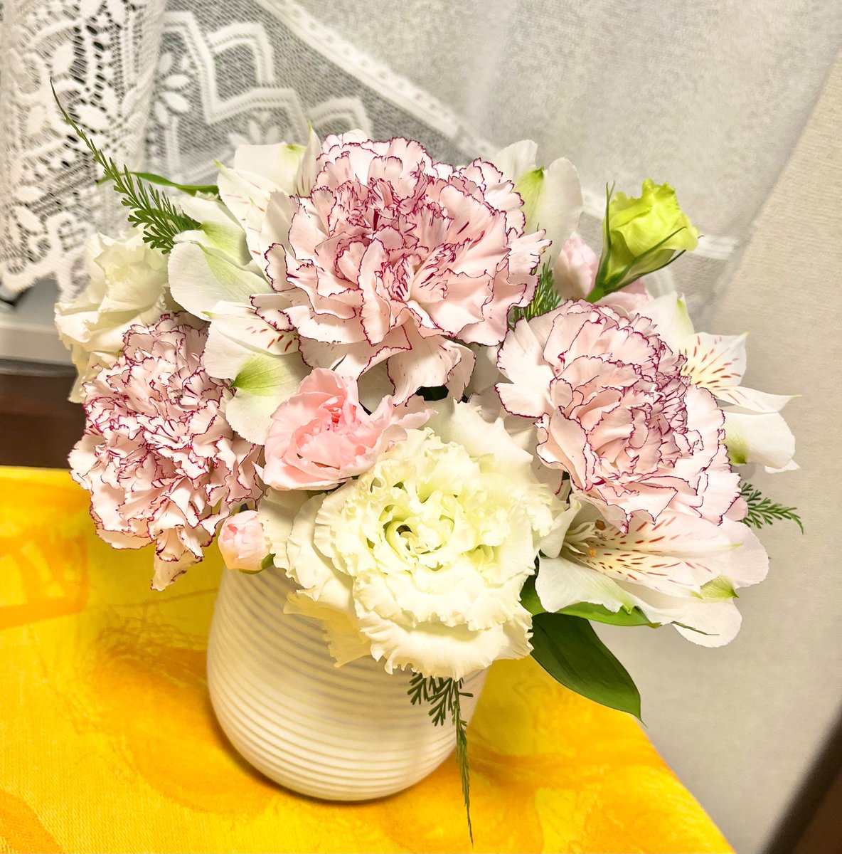 MeKC61662298's tweet photo. 可愛いお花💐届きました💐
都内は雪❄️編み物日和です🧶

#Flowers https://t.co/C5CJ8LTmz4