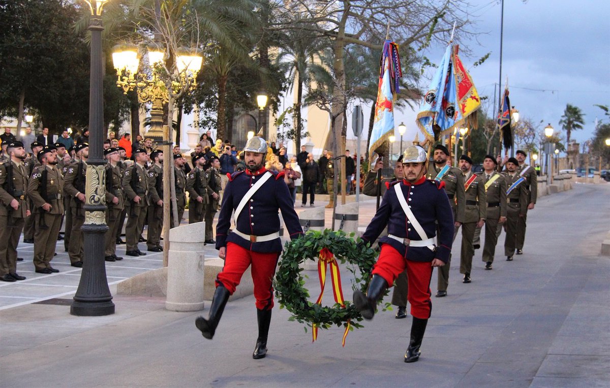 COMGECEU_ET's tweet photo. Ayer tuvieron lugar un Arriado de Bandera y  un acto de homenaje a los que dieron su vida por #España en la Plaza de #África protagonizado por el #RC3 y la Unidad de Música del #BCG de la @COMGECEU_ET con participación de la Orden Militar de #Montesa
@MCANA_ET
@EjercitoTierra https://t.co/GjfAqVV9ih