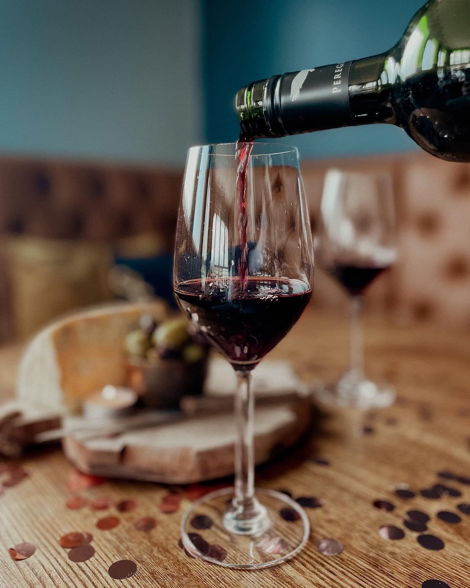 TheBoathouseFal's tweet photo. Roes are red,
Wine is also red,
Poems are hard.
β£οΈWine.β£οΈ
To dine with us this Valentines head to our website or just give us a call to speak to a member of staff!β£οΈ
β’
β’
β’
β’
#pub #valentines #drinklocal #drink #pubfood #pubdining #cornwall https://t.co/hlhjxXBvOT