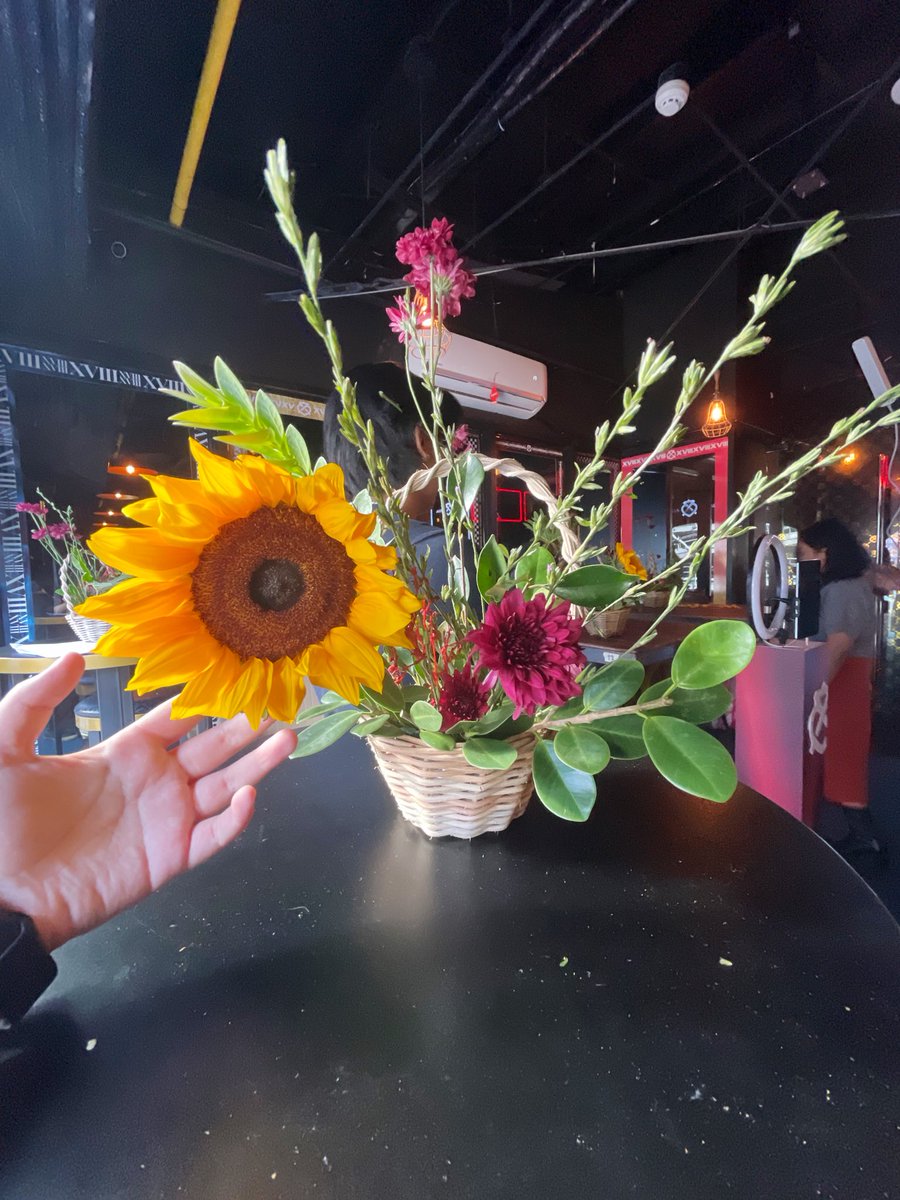 SUNRIYUU's tweet photo. [immersion break] ‘ya favorite boy attended an ikebana workshop today, arrangement is for the girlie. : )

happy valentine’s day, treat the people you love right. https://t.co/9boZ97XDDN