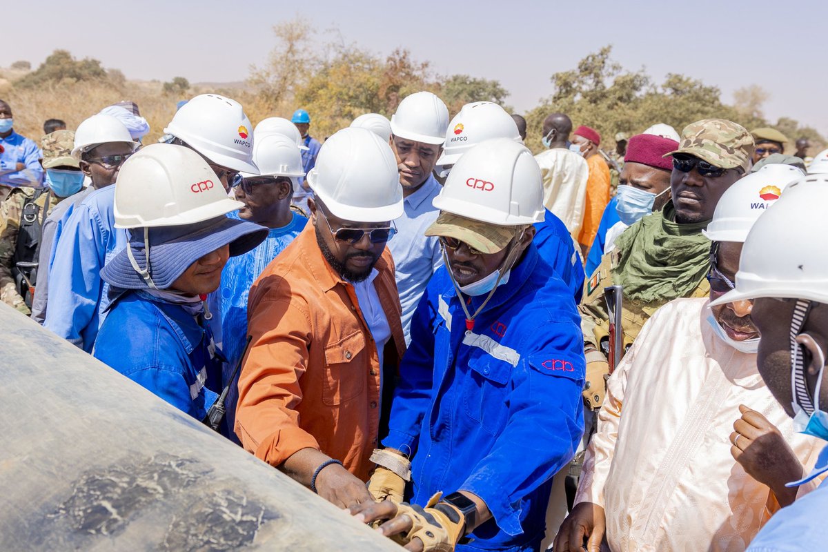 SaniMhm's tweet photo. Dernière étape de la mission de contrôle et de suivi des travaux de construction du Pipeline Export #Niger - #Bénin. Cette dernière journée m’a permis d’assister à des travaux de pose de tuyaux à proximité de la station de pompage PS05 dans la région de #Tahoua. (1/3) https://t.co/4TzYBZNMRw
