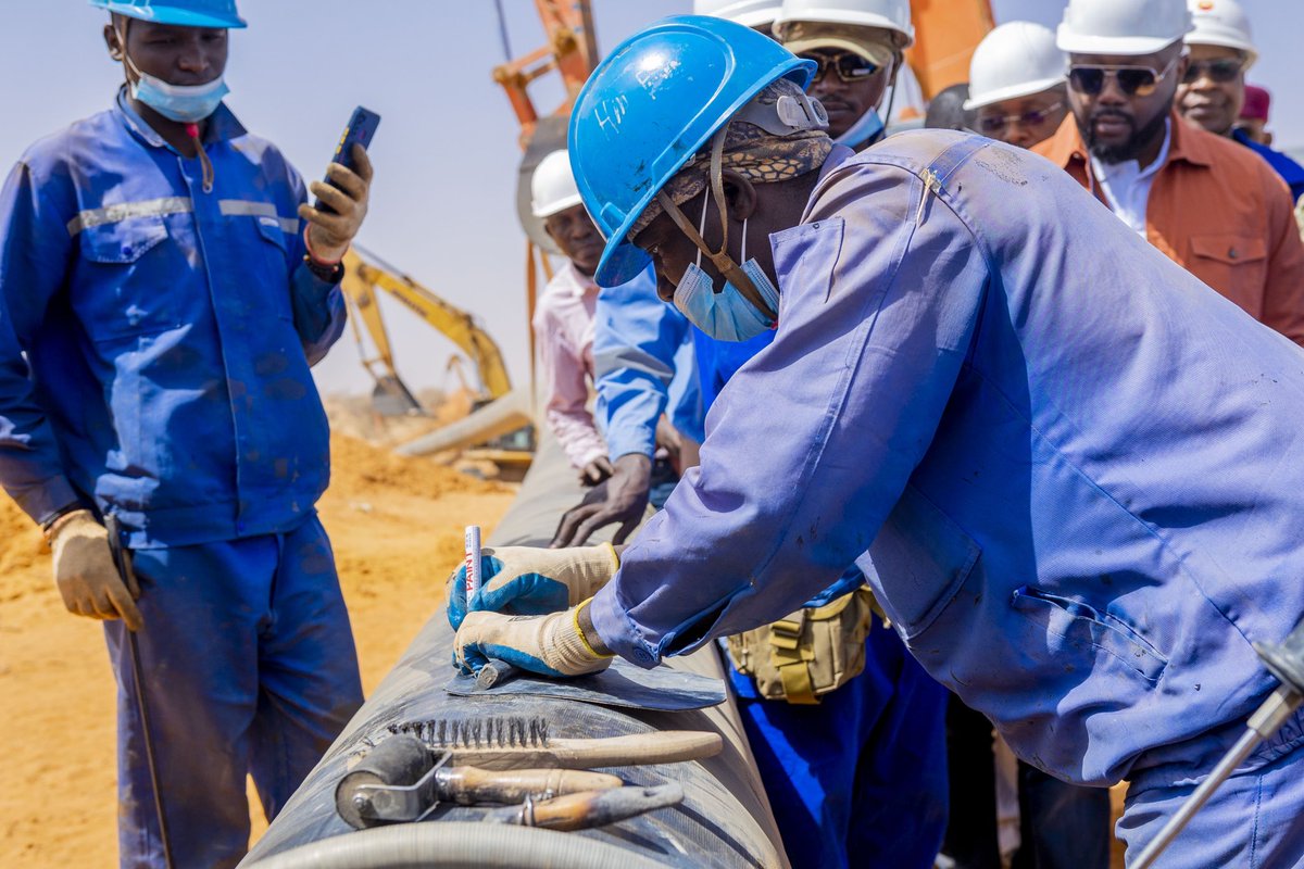 SaniMhm's tweet photo. Dernière étape de la mission de contrôle et de suivi des travaux de construction du Pipeline Export #Niger - #Bénin. Cette dernière journée m’a permis d’assister à des travaux de pose de tuyaux à proximité de la station de pompage PS05 dans la région de #Tahoua. (1/3) https://t.co/4TzYBZNMRw