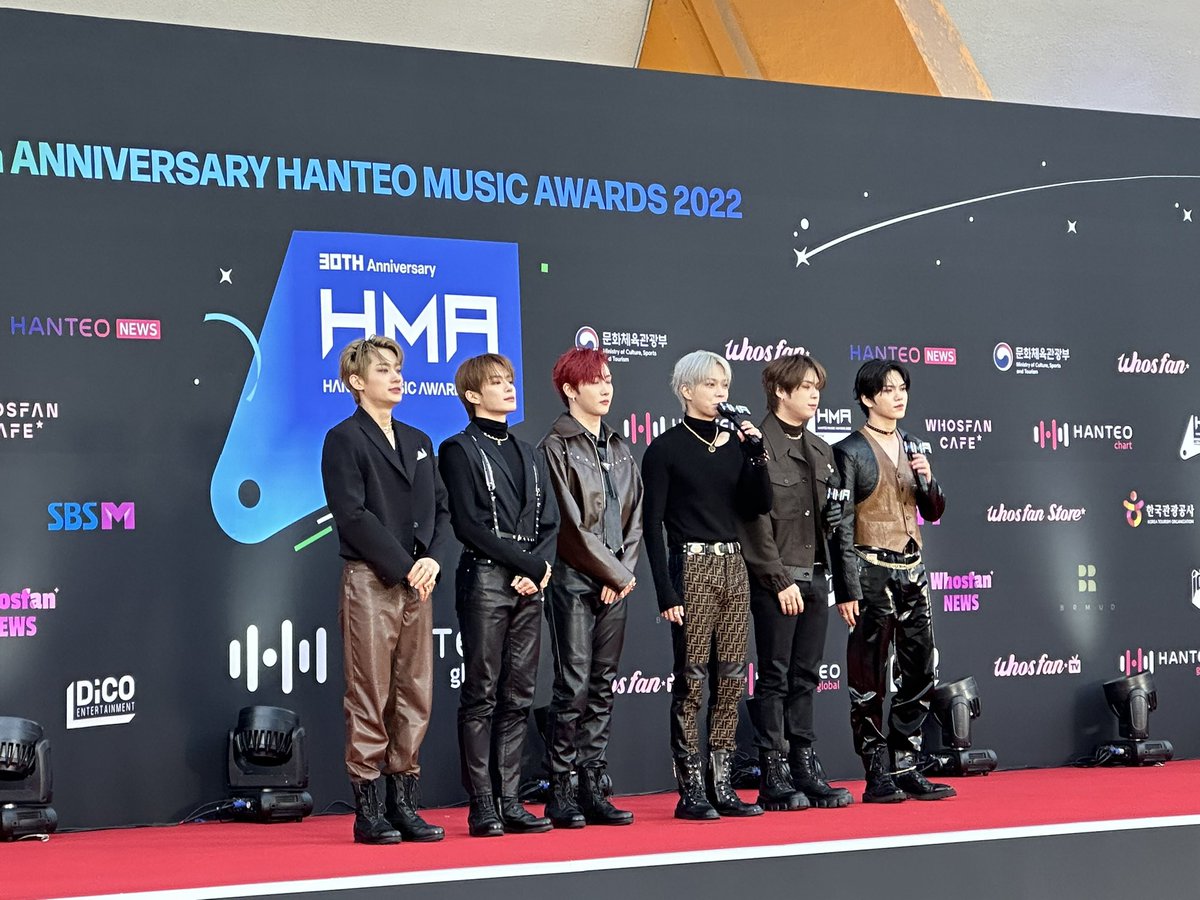 Check out the photos of  #VERYVERY <a href="/the_verivery/">VERIVERY_OFFICIAL</a> <a href="/by_verivery/">VERIVERY</a> at the red carpet event of the 30th #HanteoMusicAwards 🖤❤️‍🔥

#한터뮤직어워즈 
#30주년한터뮤직어워즈2022 
#30th_HMAs_2022
#HMAs
#베리베리